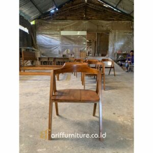 Kursi Cafe Sandaran Lengkung Minimalis