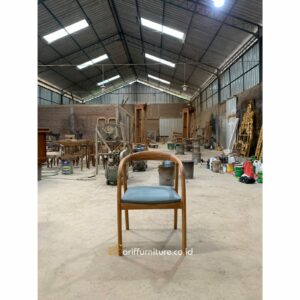 Kursi Makan Cafe Retro Dudukan Jok Modern