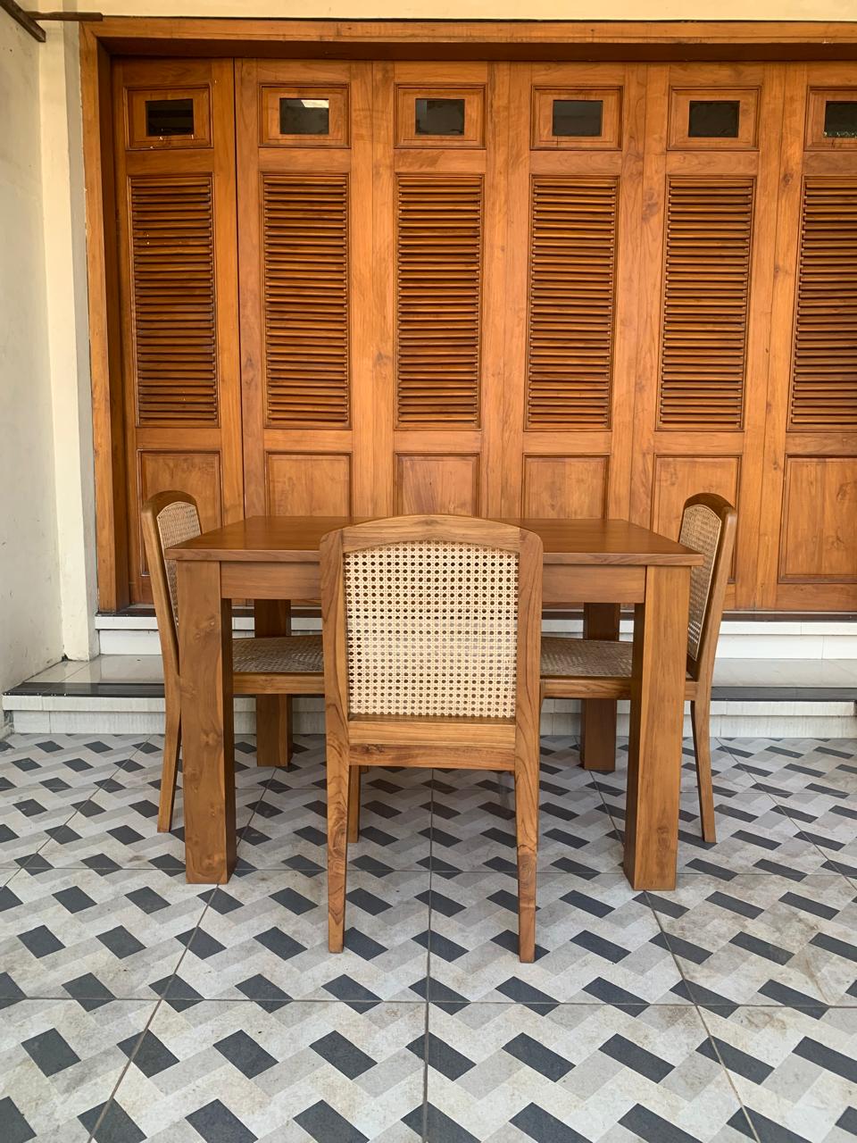 Set Meja Makan 4 Kursi Sandaran Rotan Kayu Jati