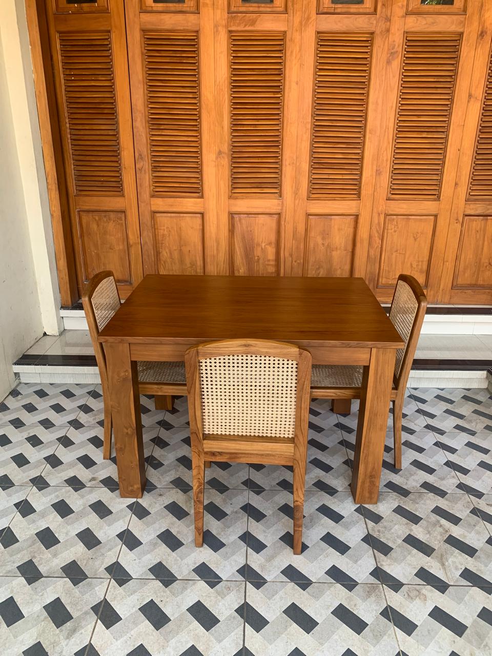 Set Meja Makan 4 Kursi Sandaran Rotan Kayu Jati