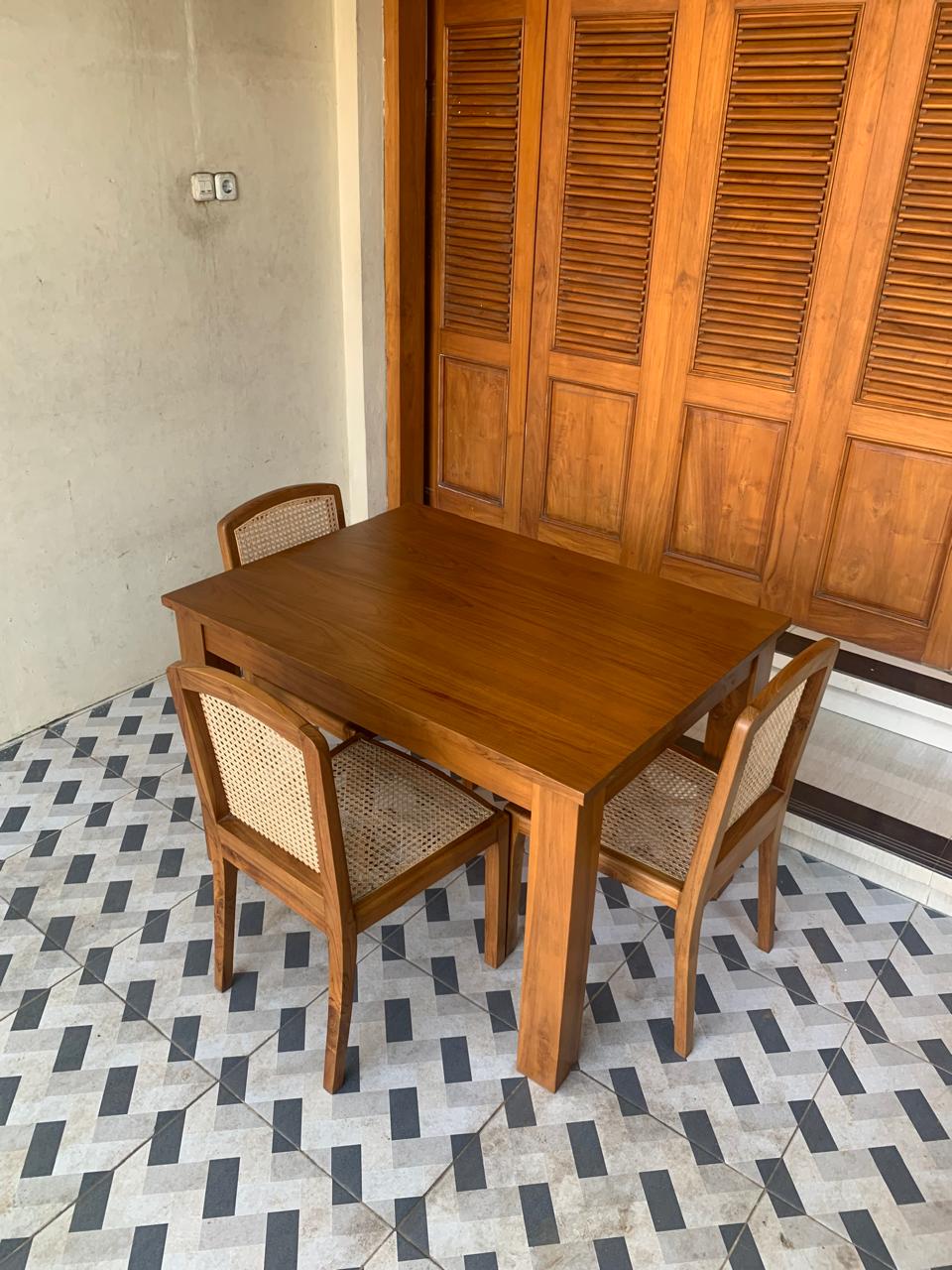 Set Meja Makan 4 Kursi Sandaran Rotan Kayu Jati