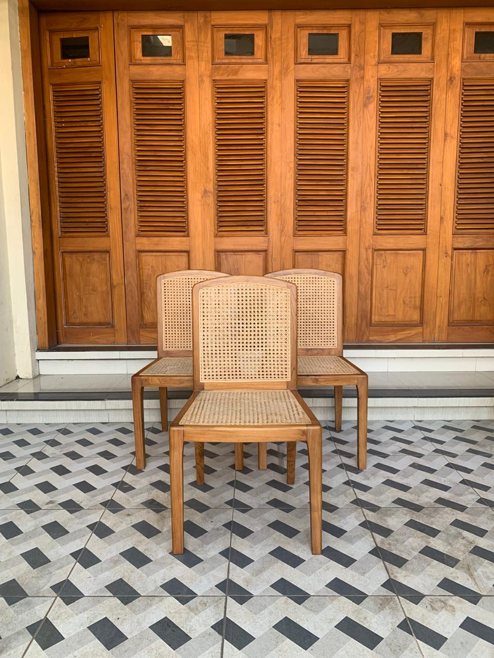 Set Meja Makan 4 Kursi Sandaran Rotan Kayu Jati