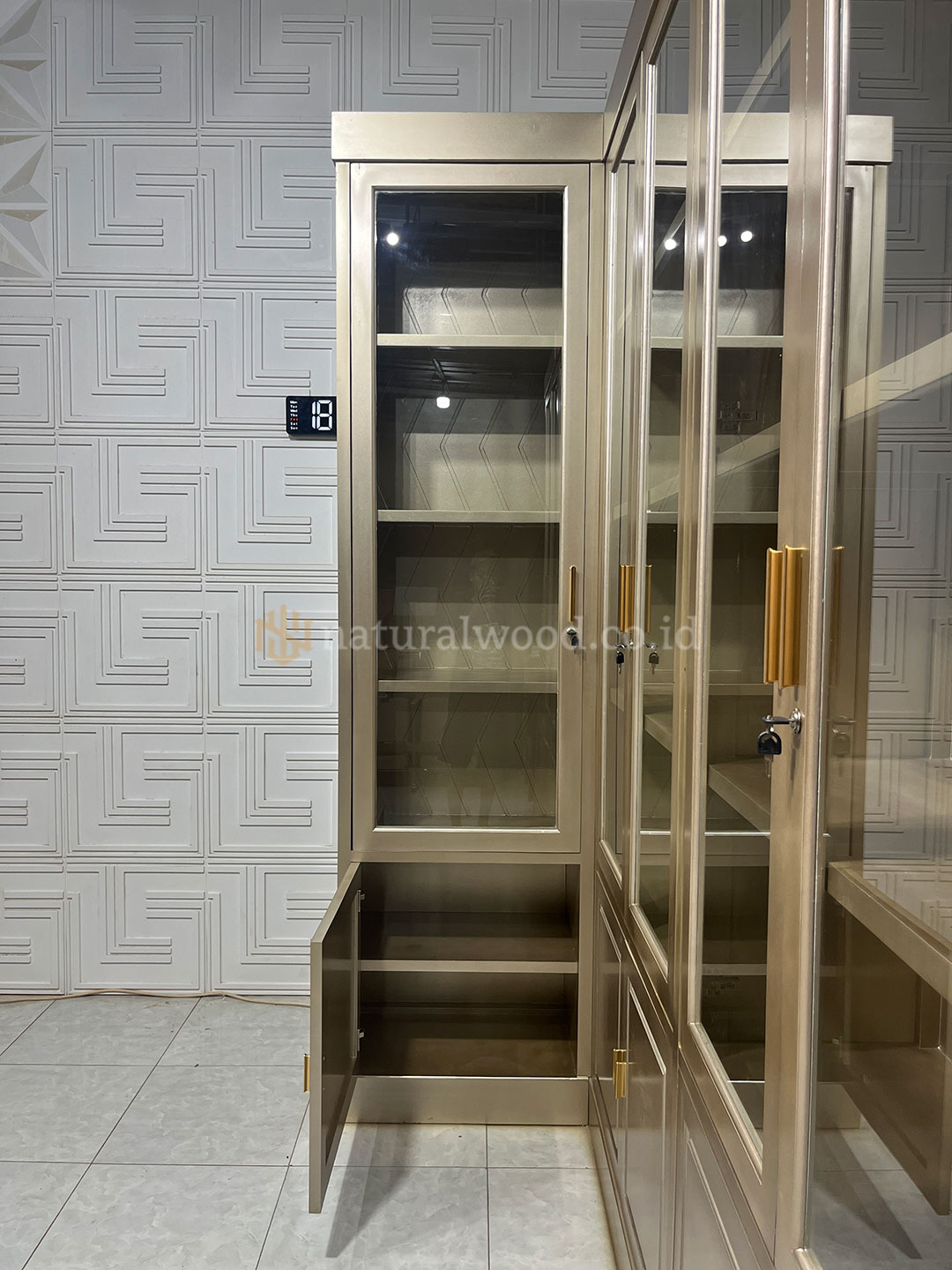 Lemari Display Tas Minimalis Mewah