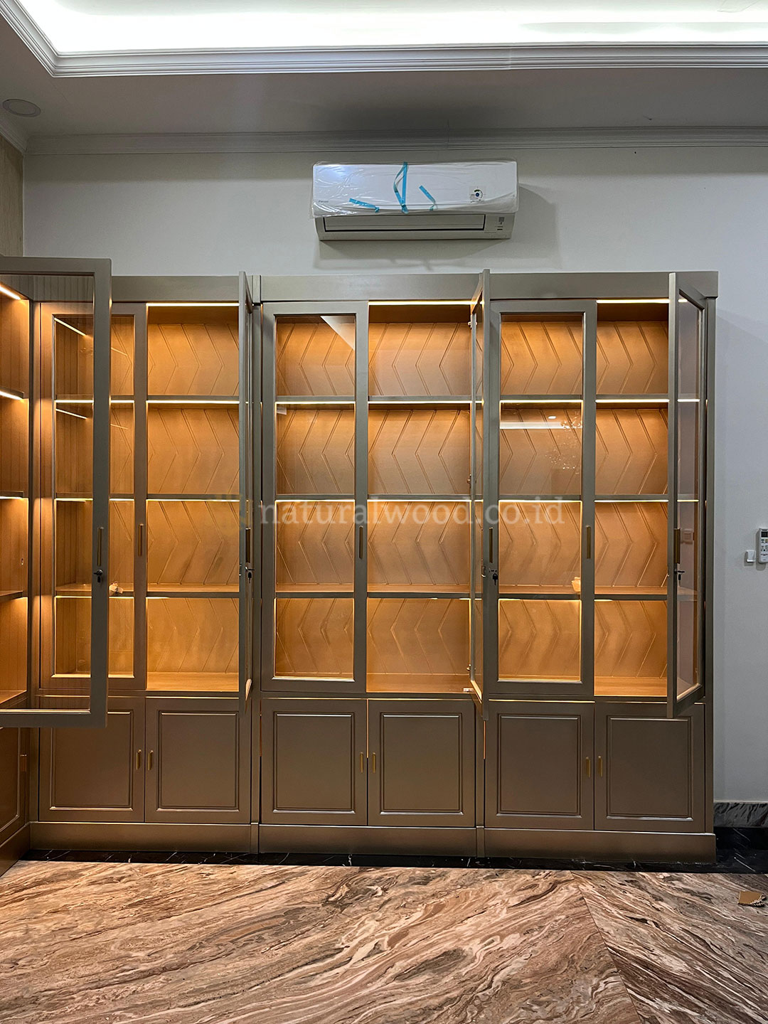 Lemari Display Tas Minimalis Mewah