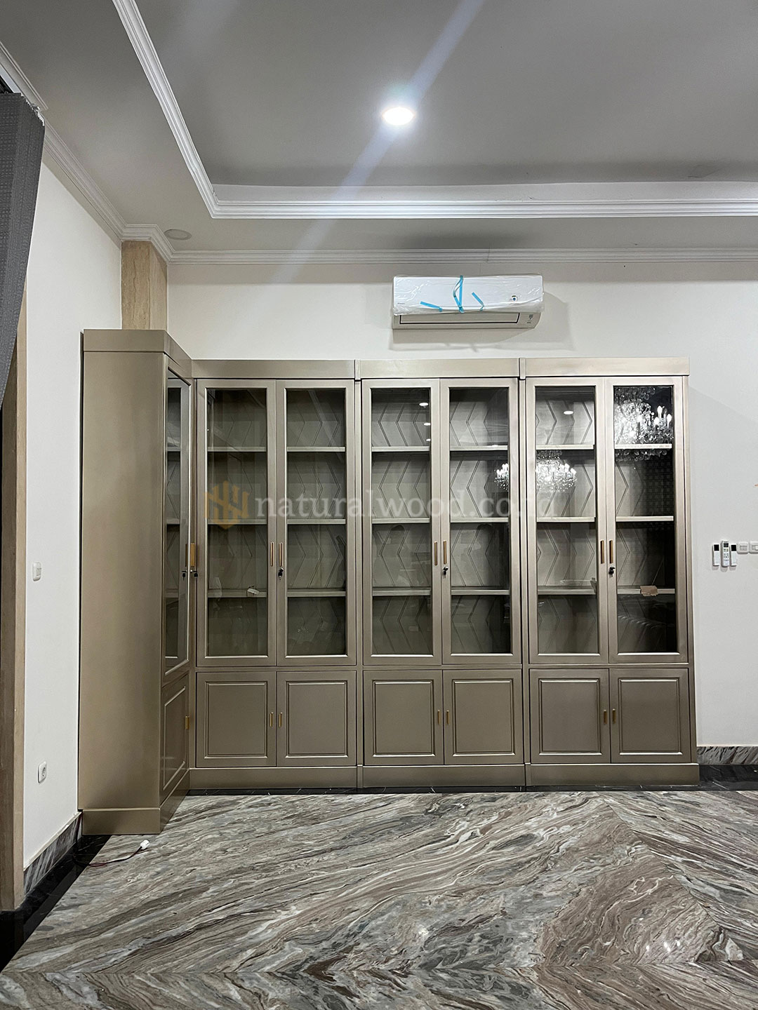 Lemari Display Tas Minimalis Mewah